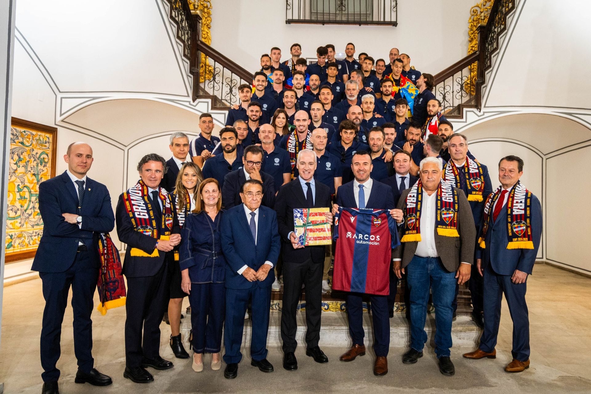 La rúa de celebración del ascenso del Levante, en imágenes