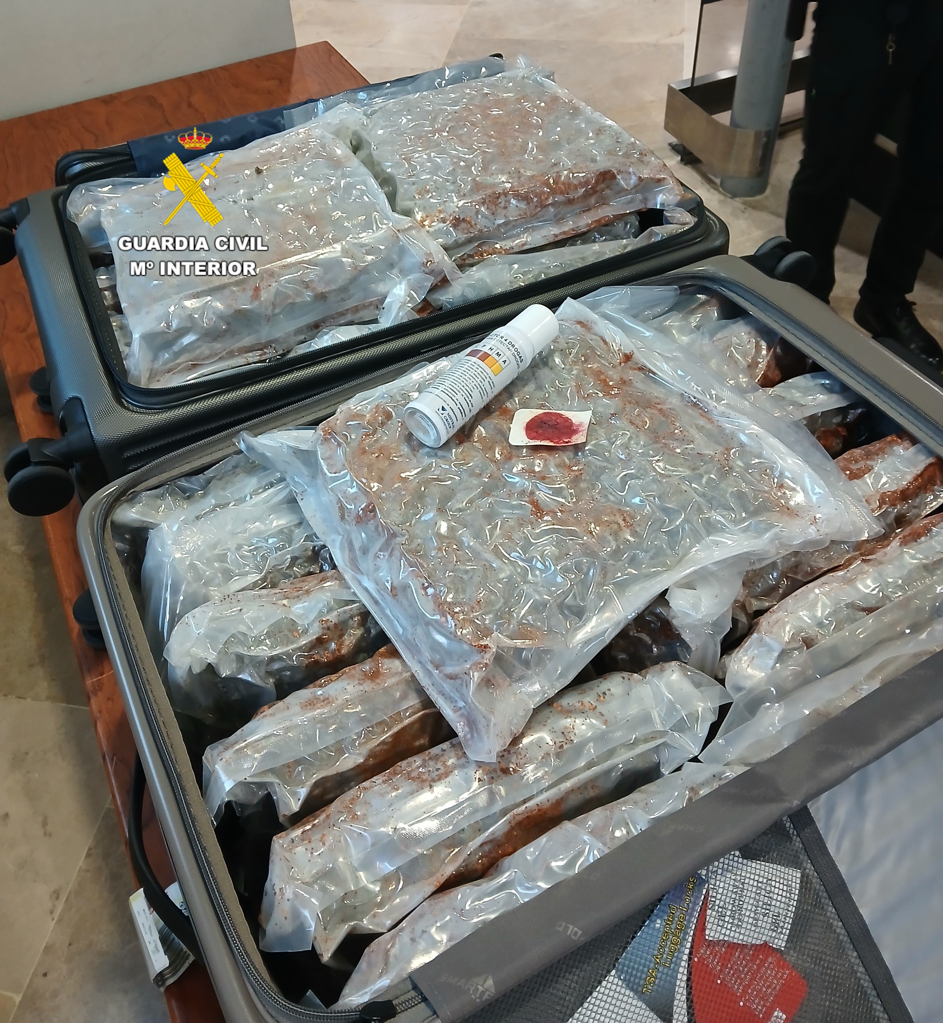 Dos detenidos en el aeropuerto de valencia con 33 kilos de marihuana ocultos en la maleta | las provincias