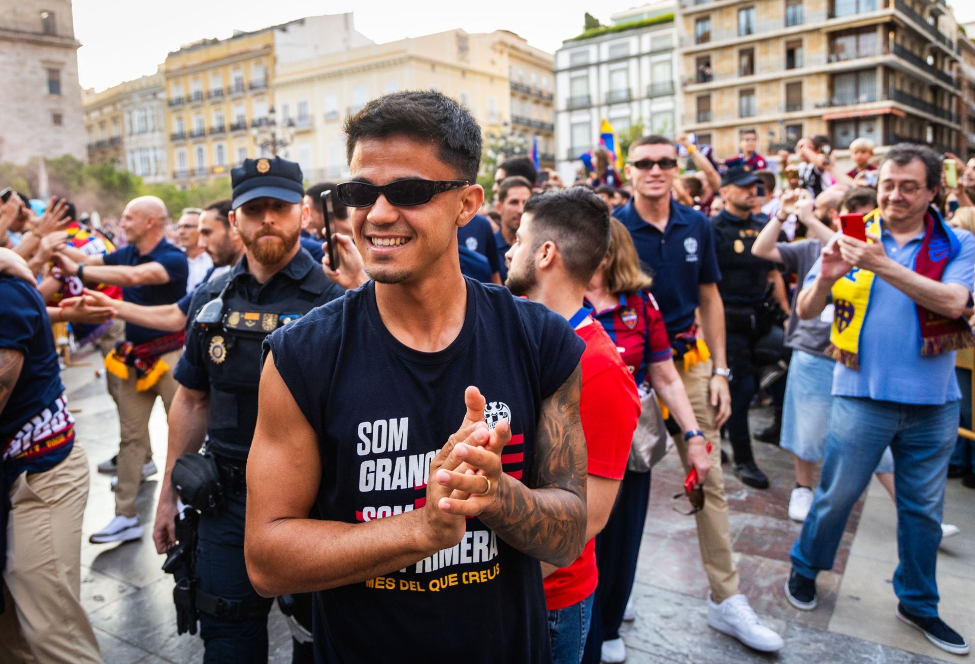 La rúa de celebración del ascenso del Levante, en imágenes