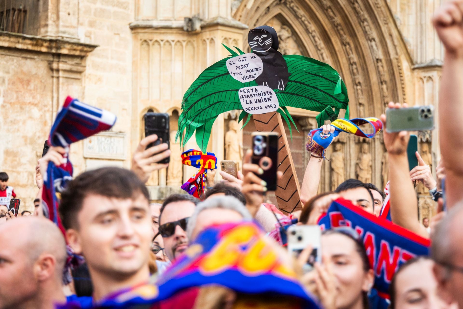La rúa de celebración del ascenso del Levante, en imágenes