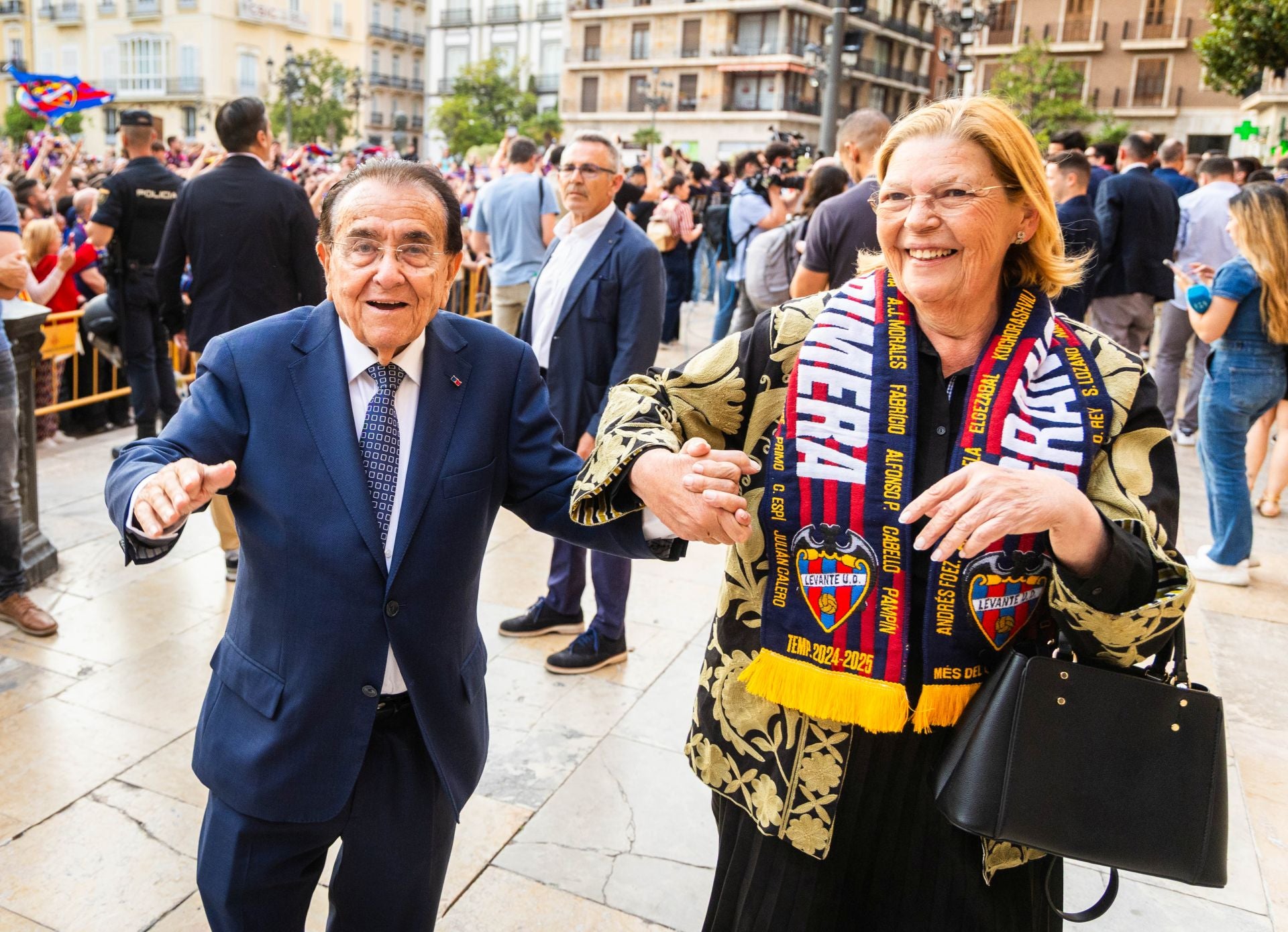 La rúa de celebración del ascenso del Levante, en imágenes