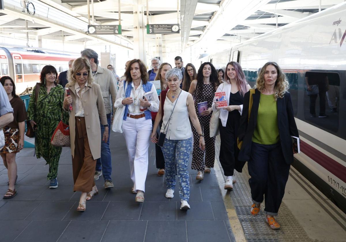 Fotos: El Tren de la Cultura llega a Valencia con Alice Kellen, Máximo Huerta o Blue Jeans