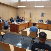 Sergio A. L. (de espalda) en el banquillo de los acusados.