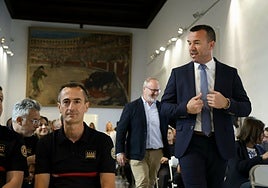 El nuevo inspector jefe, a la izquierda, y el presidente de la Diputación, a la derecha.