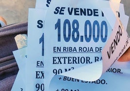 Muestra de los carteles retirados en Riba-roja.