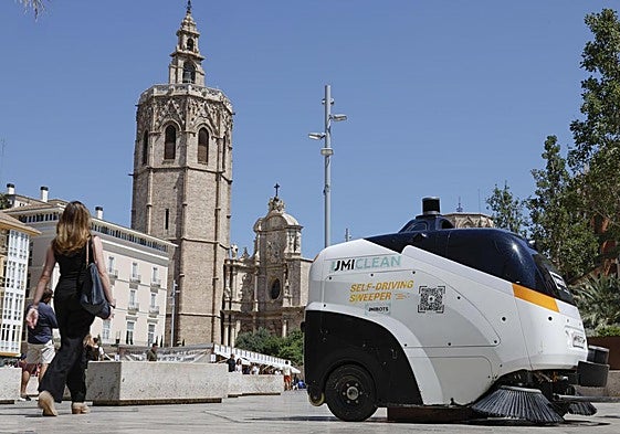 Prueba del robot de limpieza en la plaza de la Reina.