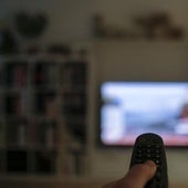 Una persona viendo la televisión.