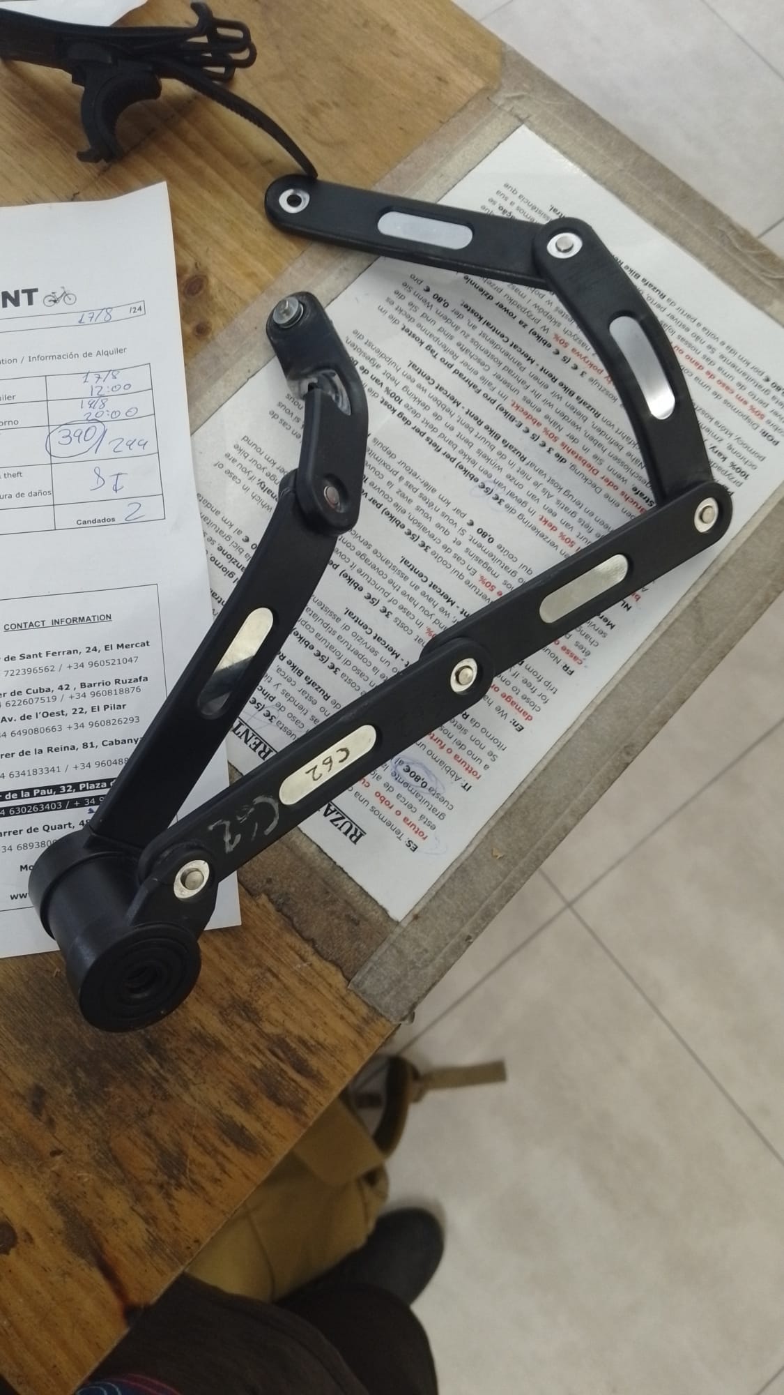 Uno de los candados cortados por los ladrones de bicicletas en Valencia.