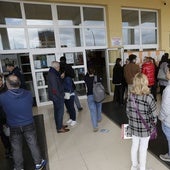 Candidatos al MIR en la entrada al examen.