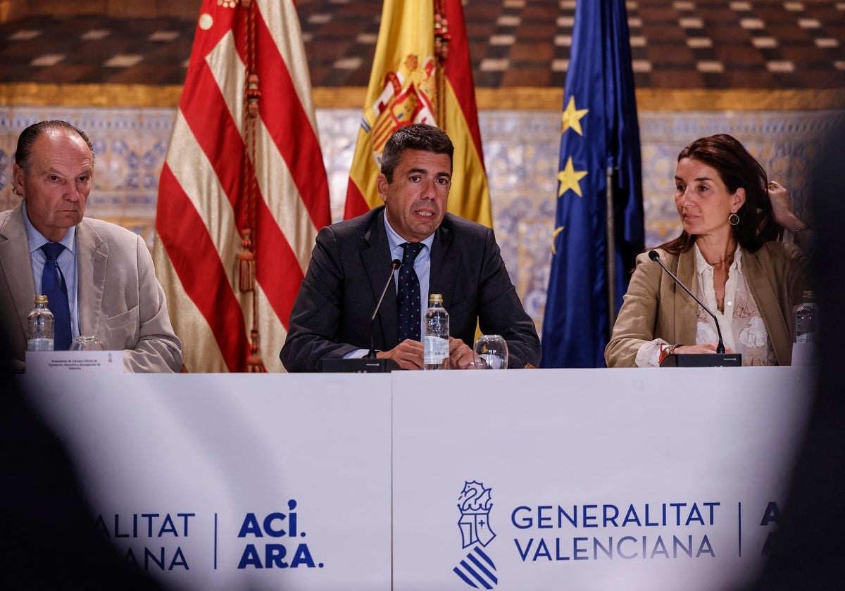 Carlos Mazón, entre José Vicente Morata y Ruth Merino.