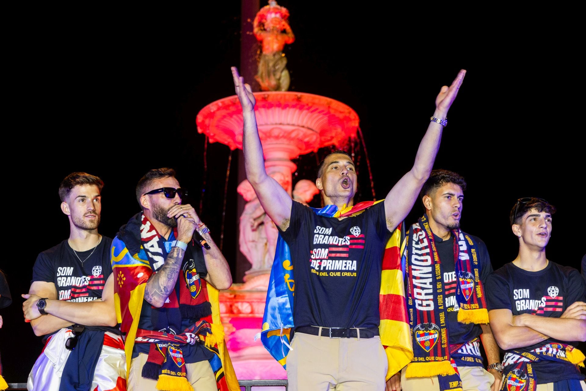 La rúa de celebración del ascenso del Levante, en imágenes