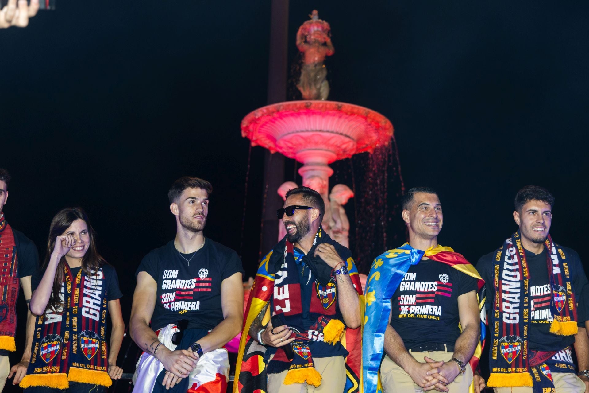 La rúa de celebración del ascenso del Levante, en imágenes