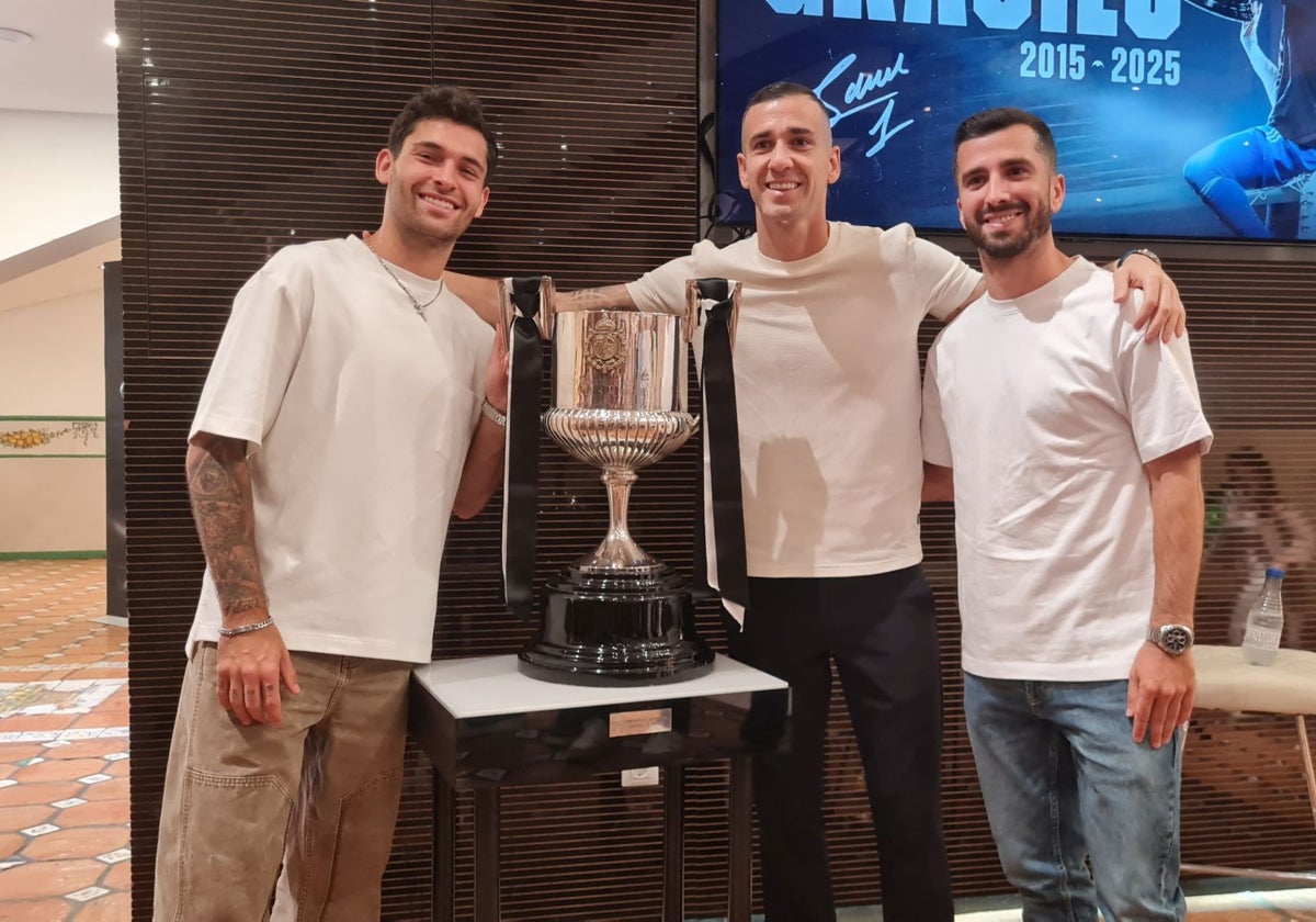 Hugo Duro. Jaume Doménech y José Luis Gayà posan con el trofeo de la Copa de 2019.