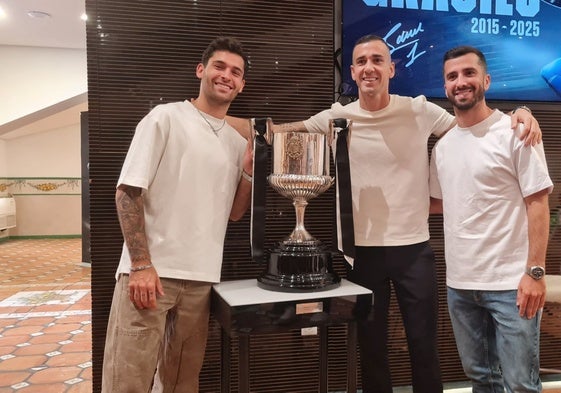 Hugo Duro. Jaume Doménech y José Luis Gayà posan con el trofeo de la Copa de 2019.