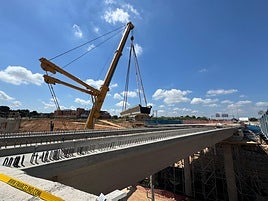 Instalación de vigas en el puente.