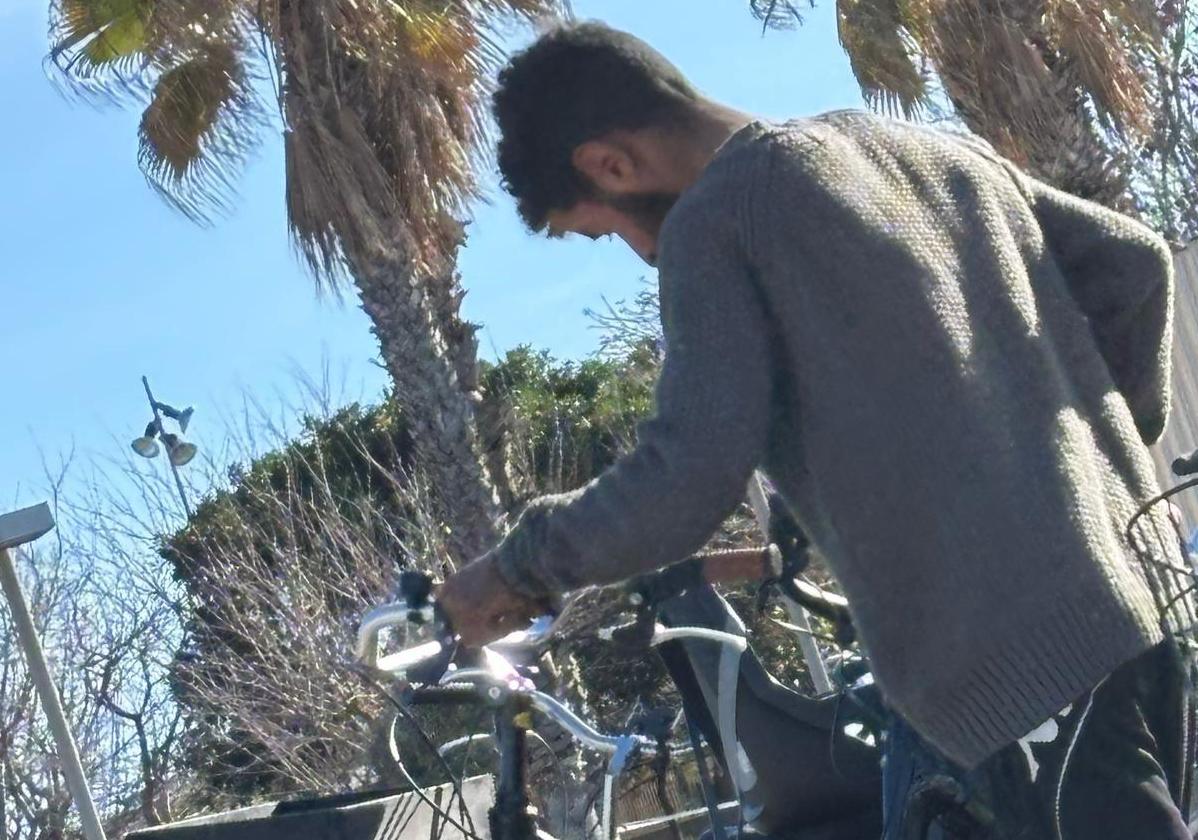 El truco de los ladrones de bicis: un «saco-cizalla» para reventar candados en Valencia