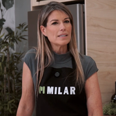 Maribel Vilaplana, portavoz del Levante UD, prepara una borreta alcoyana junto al chef Rubén Fenollar