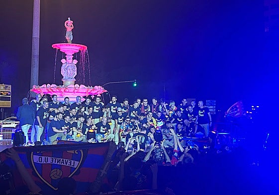 Los jugadores del Levante, durante la celebración en la Fuente de las Cuatro Estaciones.