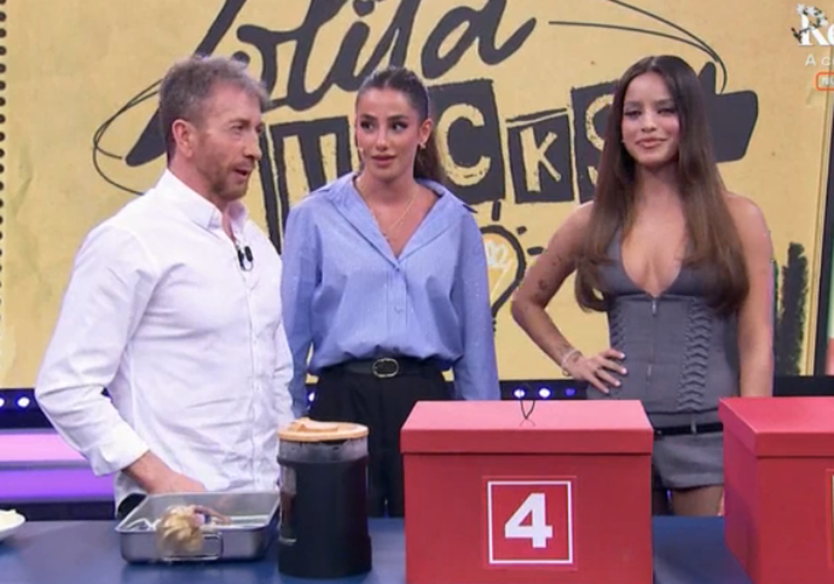 Pablo Motos, junto a Lola Lolita y Emilia Mernes.