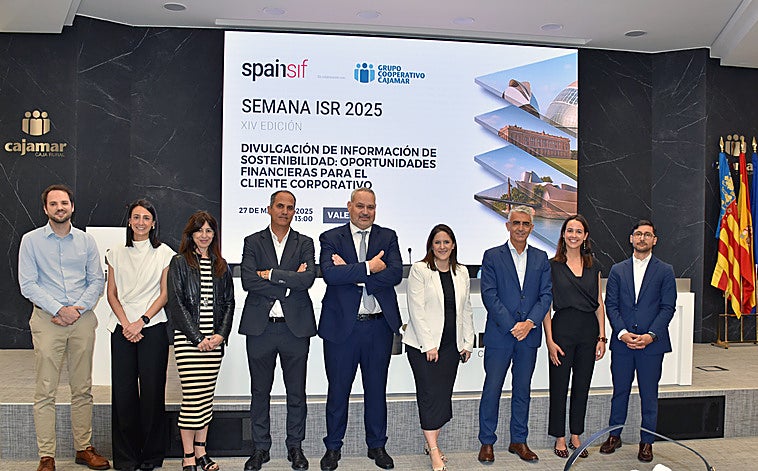 Directivos de Spainsif y Grupo Cajamar junto a los ponentes de la jornada.