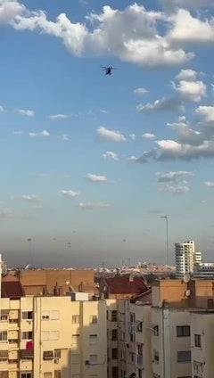 Operación antidroga con un helicóptero y guardias civiles armados en la calle Jumilla de Valencia