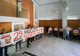 Los manifestantes, en el vestíbulo de la sede de plaza Conde de Carlet.