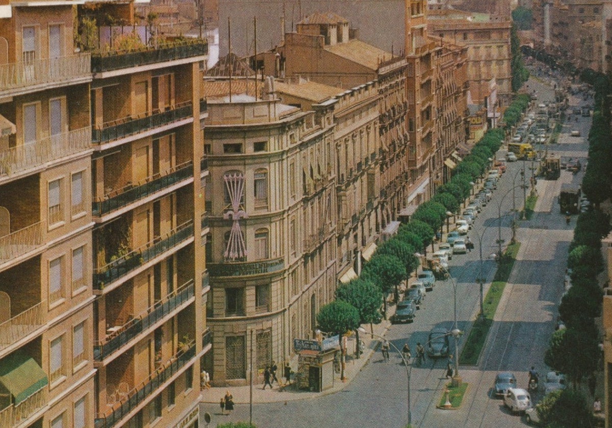 Vista de la calle Colón, en la esquina donde luego se alzó el edificio que acoge a Zara.