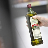 Botella de aceite de oliva virgen extra en un supermercado.