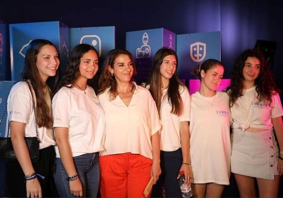 Asistentes de la Summer 2024 entrevistan a LLum Berrera en los platós del CEU