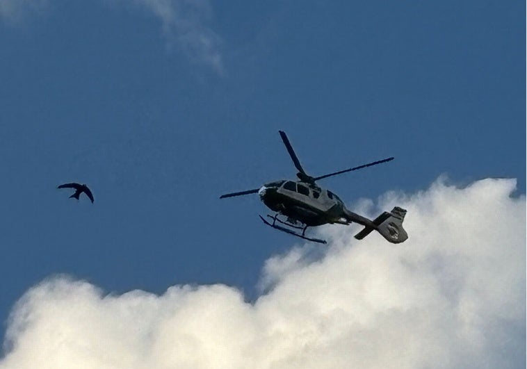El helicóptero durante la operación.