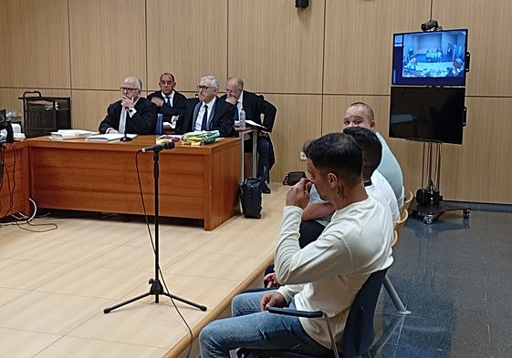 Los acusados en la primera sesión del juicio.