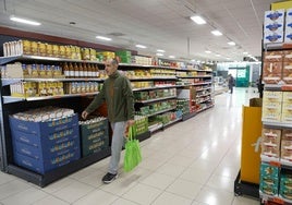 Un cliente de Mercadona recorre uno de los pasillos del supermercado.