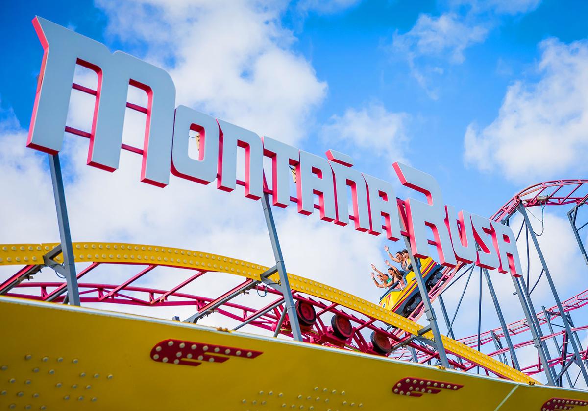 Una montaña rusa en Pola Park, el parque de atracciones infantil de Santa Pola.