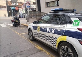 Vehículo de la Policía Local de Xàtiva aparcado junto a la jefatura.