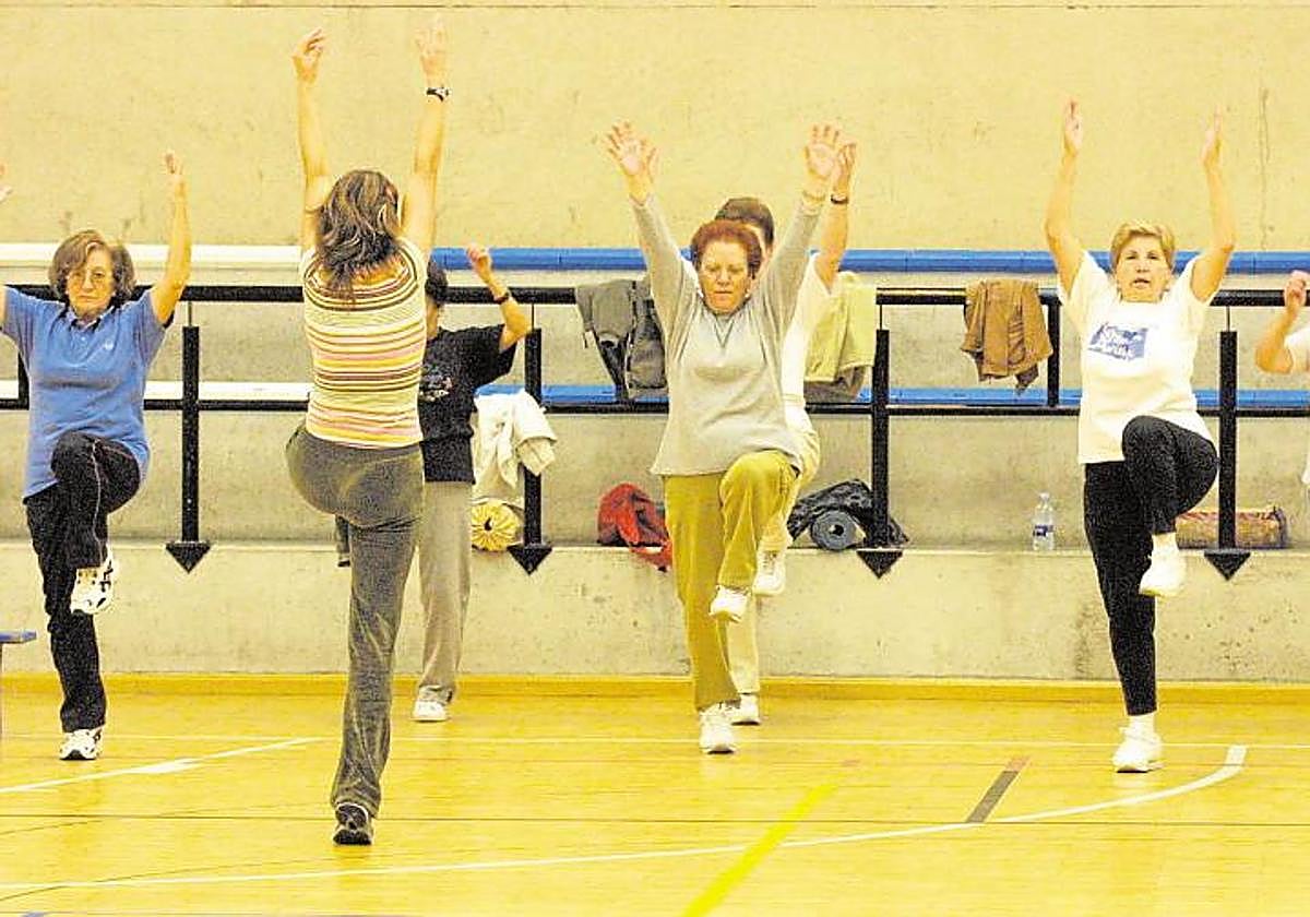 Personas mayores hacen ejercicio en un polideportivo, en una imagen de archivo.