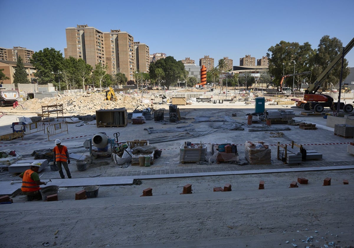 Vista, desde la entrada del Roig Arena, del parque público.