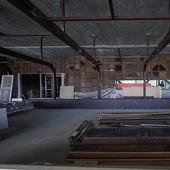 Detalles en madera del restaurante principal del Roig Arena con la cocina de Miguel Martí.