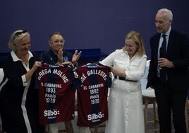 El Levante entregó camisetas a los familiares de Ballester.