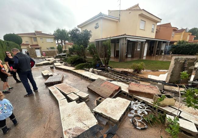Muro de un chalé derribado por la fuerza del agua el pasado 29 de octubre.