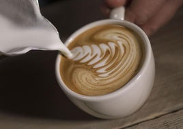 El café con leche es una opción de desayuno muy repetida en España.
