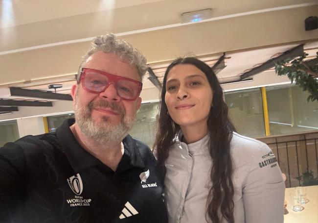 Alberto Chicote, durante su visita con una de las trabajadoras del local.