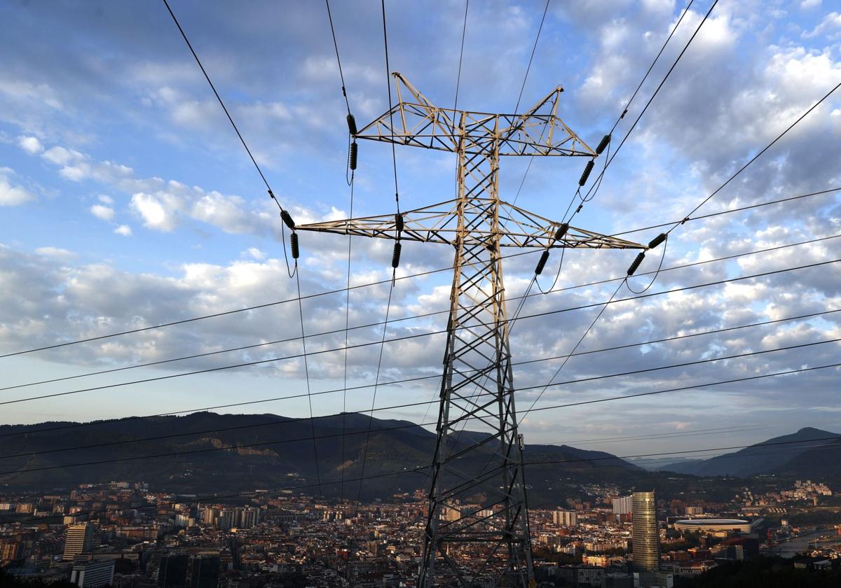 La advertencia del analista Antonio Aceituno sobre lo que ocurrirá con el precio de la luz este verano
