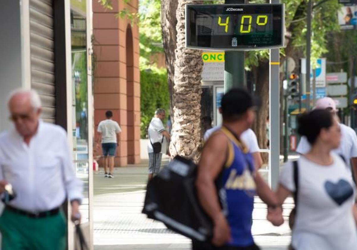 Un termómetro marca 40ºC en mayo.