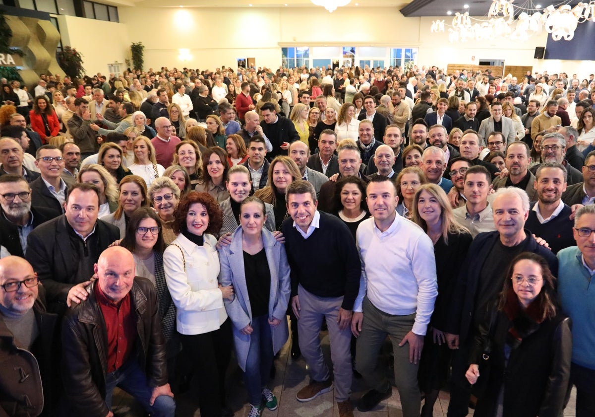 Carlos Mazón y Vicent Mompó, rodeados de militantes y cargos del PP provincial, en un acto en enero en Alzira.