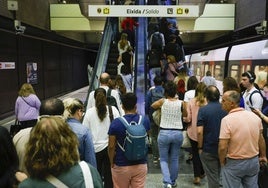 Multitud de personas en la estación de metro este jueves por la huelga.