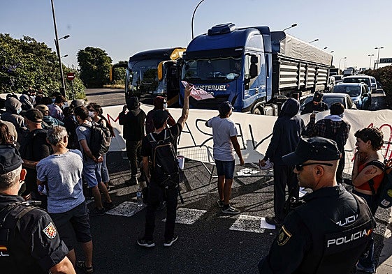 Huelguistas cortan uno de los accesos a Valencia.