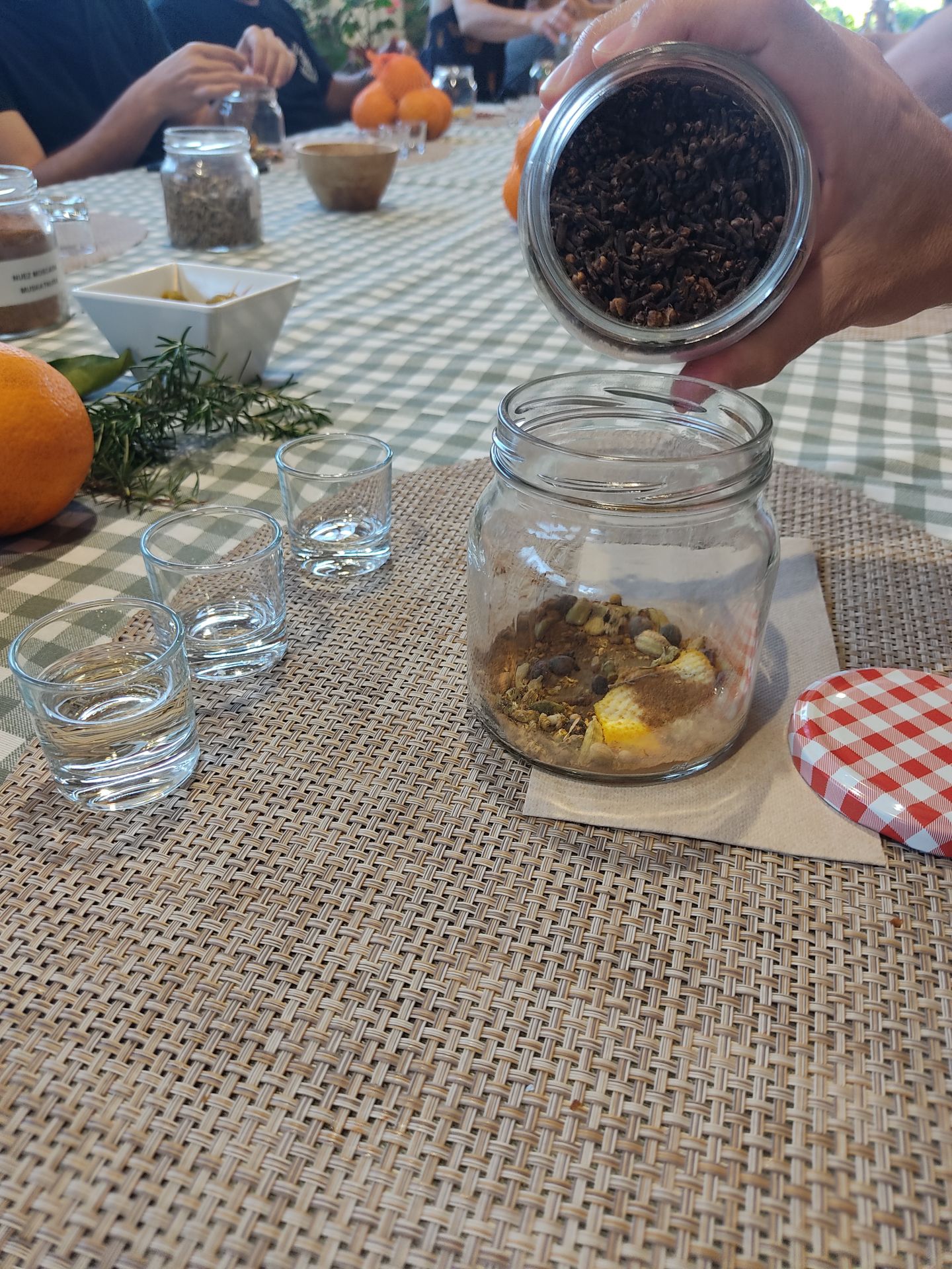 Imagen secundaria 2 - Aprender a preparar vermut en un huerto monumental de Carcaixent