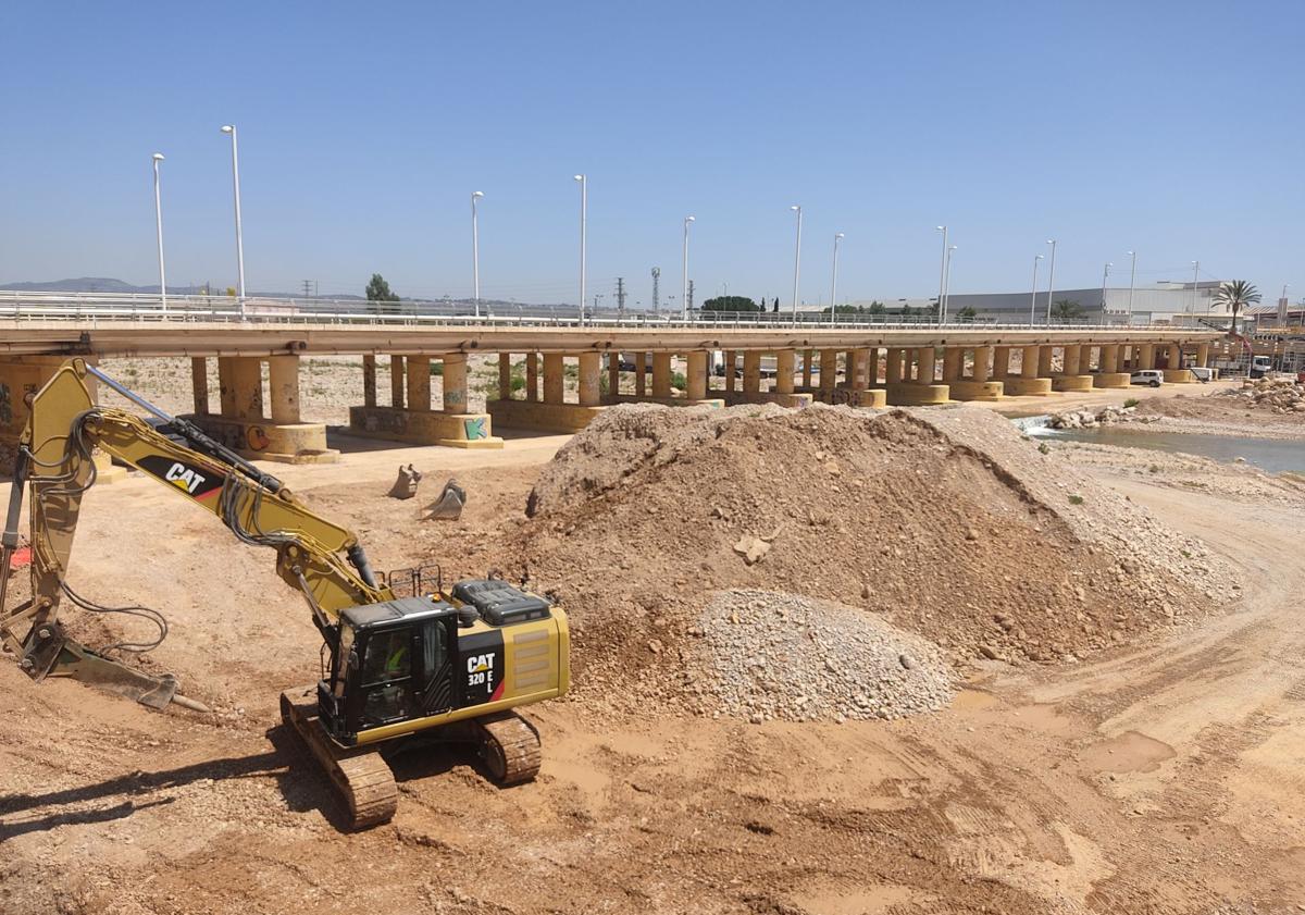 Imagen principal - La Diputación invierte 50 millones de euros en la reparación de puentes dañados por la dana