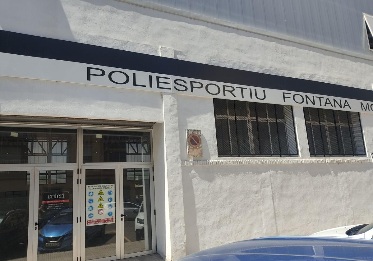Polideportivo de Alzira a la espera de que se reinicien las obras.