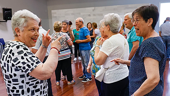 Ni pilates ni nadar: el mejor ejercicio de bajo impacto para mayores de 60 años con problemas en las rodillas